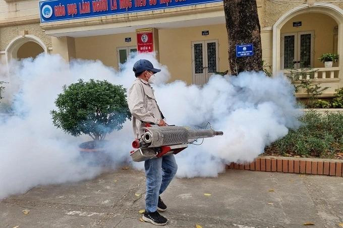 Tại một số quận, huyện vẫn còn ổ dịch sốt xuất huyết được phát hiện muộn, ổ dịch kéo dài chưa được giải quyết dứt điểm nên số lượng bệnh nhân mắc sốt xuất huyết tăng lên (Ảnh: Sở Y tế).