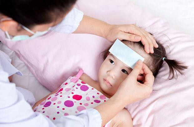 Bố mẹ cần tìm hiểu để có kiến thức trong chăm sóc trẻ bị sốt virus.