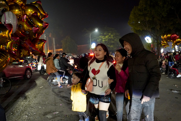 Mọi người tỏ ra hân hoan sau màn pháo hoa đẹp mắt trên bầu trời.