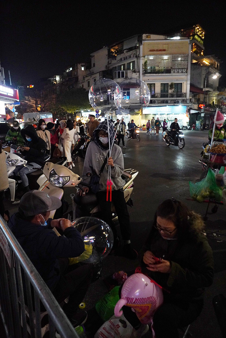 Những người bán bóng bay đang chuẩn bị cho giao thừa.