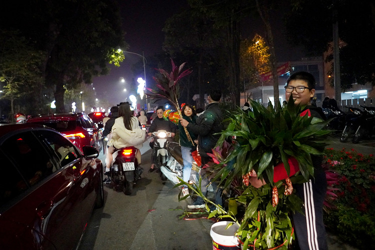 Những năm gần đây không còn cảnh trèo cây bẻ cành lộc, thay vào đó là những cành lộc được bán hai bên đường.