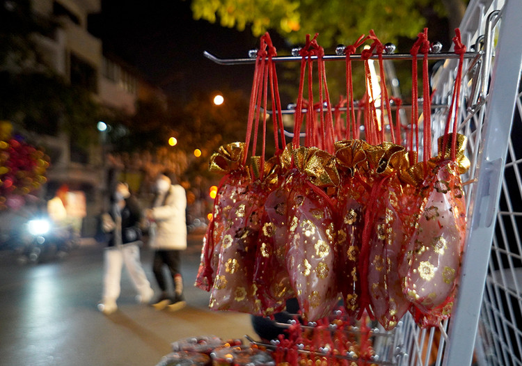 Những túi muối nhỏ được trang trí rất đẹp cũng được bày bán.