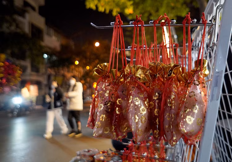 Những túi muối nhỏ được trang trí rất đẹp cũng được bày bán.