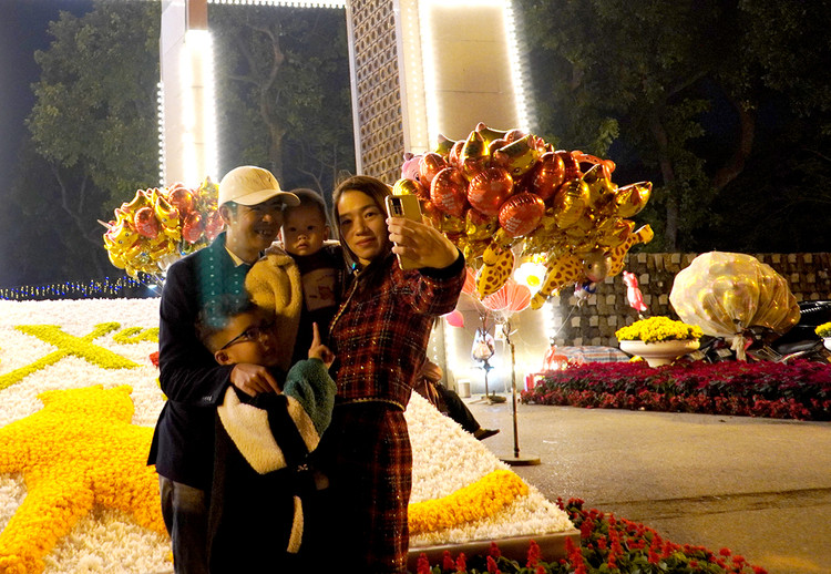 Tại cổng công viên Thống Nhất trên phố Trần Nhân Tông, rất nhiều người tranh thủ chụp ảnh trước giao thừa.