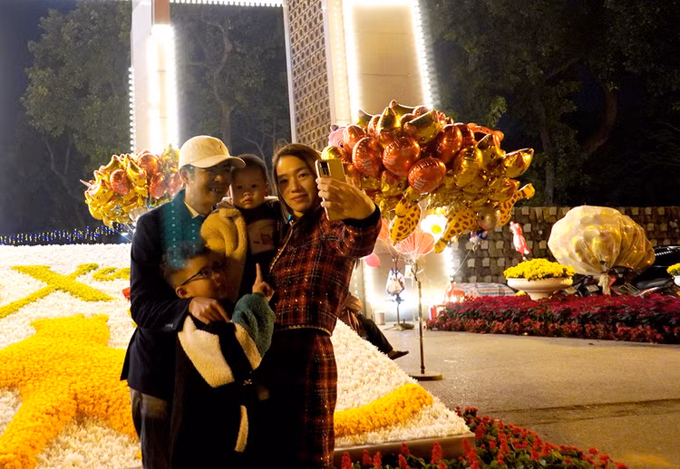 Tại cổng công viên Thống Nhất trên phố Trần Nhân Tông, rất nhiều người tranh thủ chụp ảnh trước giao thừa.