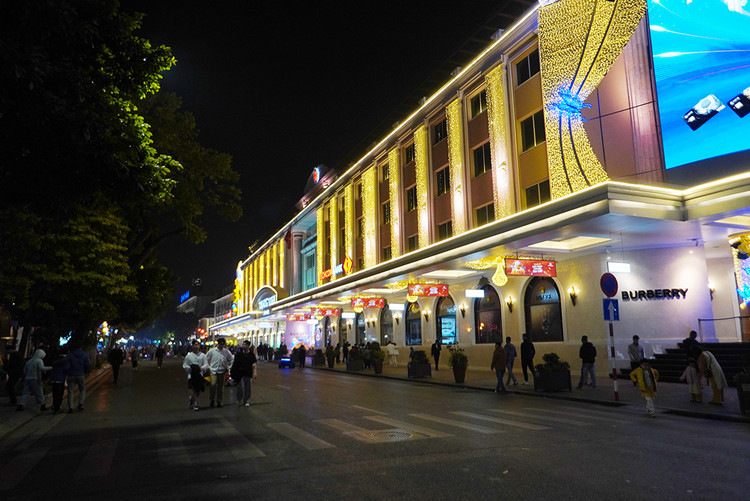 Do còn sớm nên khu vực Tràng Tiền Plaza và quảng trường Đông Kinh Nghĩa Thục vẫn vắng.