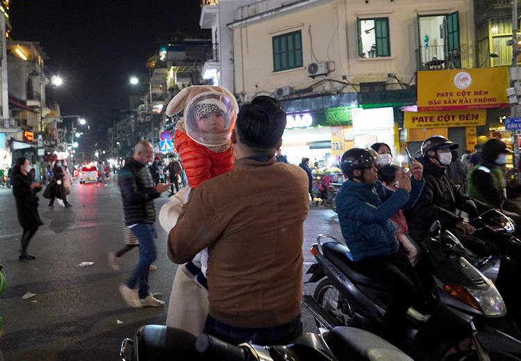 Do trời lạnh nên các em bé được bố mẹ chuẩn bị chống rét rất kỹ lưỡng.