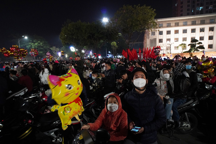 Còn tại điểm bắn pháo hoa trên đường Lạc Long Quân người dân tập trung đông từ rất sớm.
