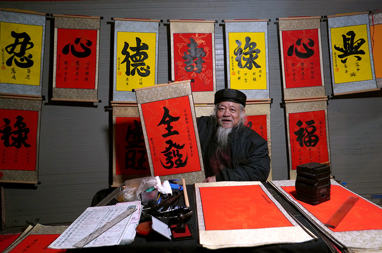 Tục xin chữ đầu năm cũng được rất nhiều người coi trọng. Trong ảnh là ông Vũ Ngọc Kỳ, người viết thư pháp lâu năm trên phố Văn Miếu với hai chữ Toàn Phát.