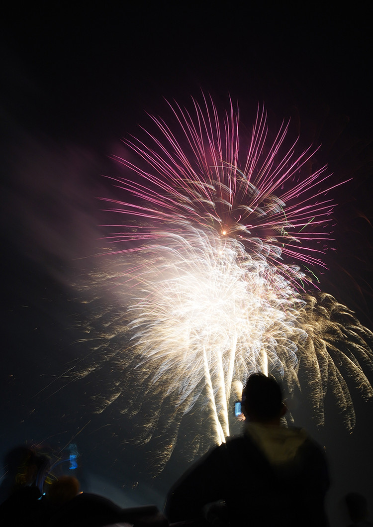 Đúng 0h, loạt pháo hoa đầu tiên được bắn, đón chào năm mới, năm Quý Mão 2023, tiếng pháo hoa hòa trong tiếng reo hò của người dân Thủ đô.