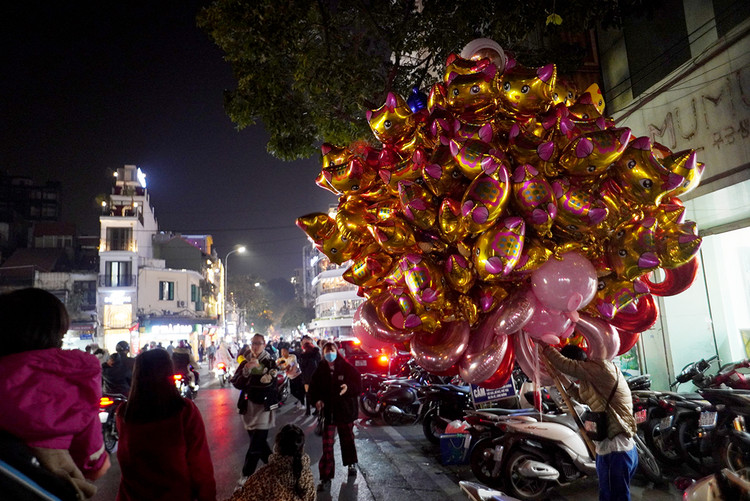 Sau đó người dân và du khách nước ngoài đã đổ dồn về Hồ Hoàn Kiếm.