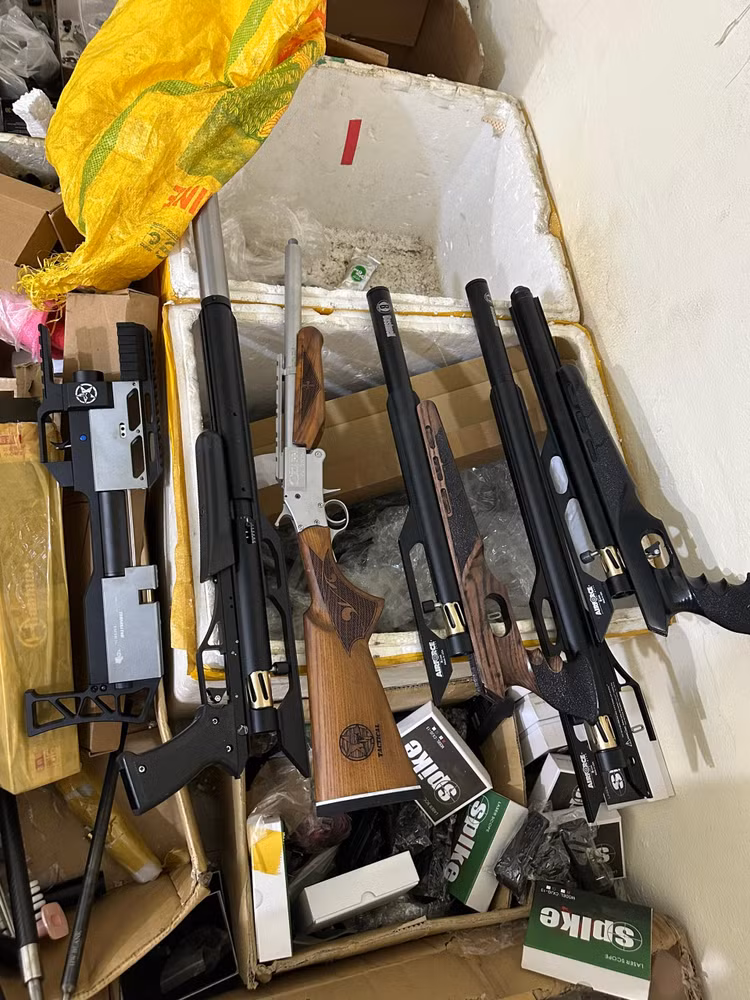 12 khẩu súng các loại bị thu giữ 12 khẩu súng các loại bị thu giữ