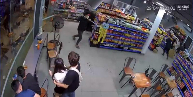 Nhóm thanh niên xông vào siêu thị chém người - Ảnh cắt từ clip