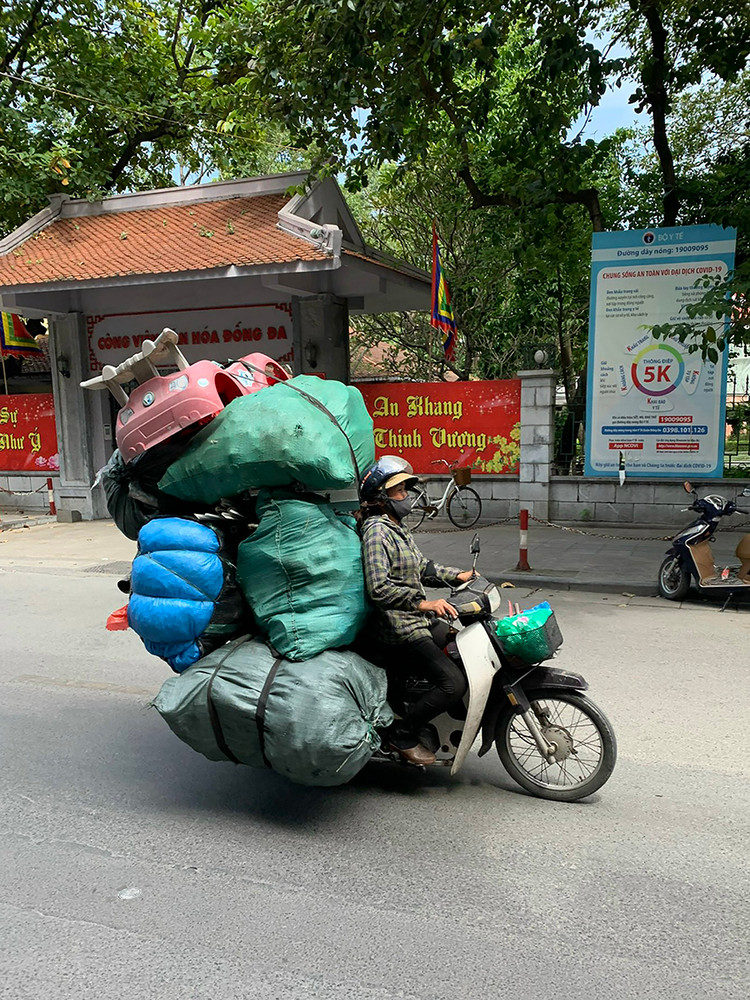 Chiếc xe máy trên phố Đặng Tiến Đông (quận Đống Đa)