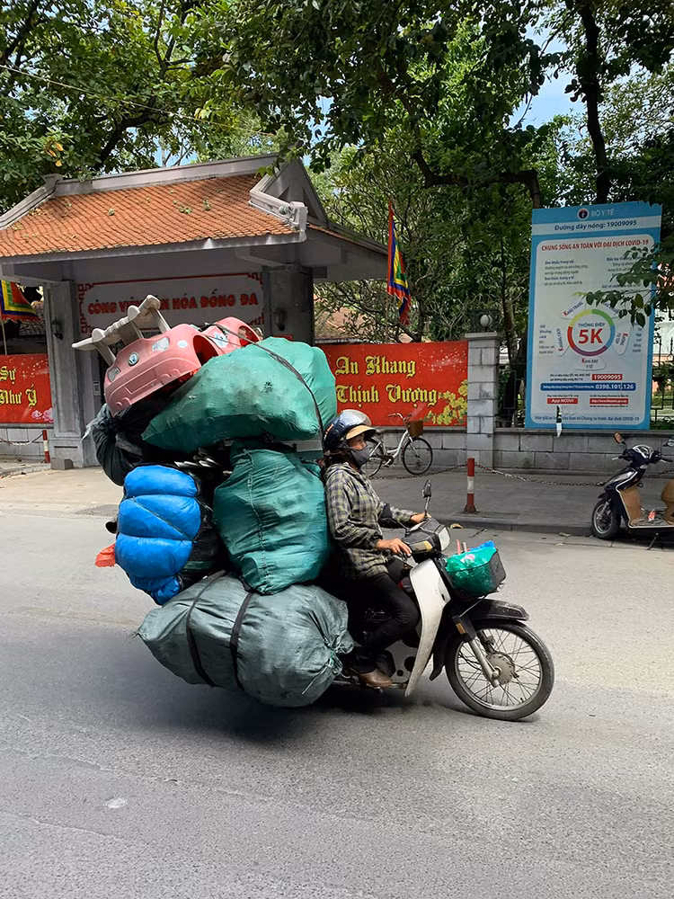 Chiếc xe máy trên phố Đặng Tiến Đông (quận Đống Đa)