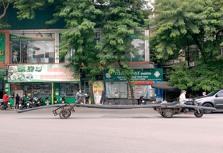 Xe chở vật liệu sắt xây dựng trên phố Lê Trọng Tấn (quận Thanh Xuân)