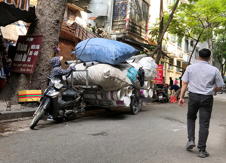 Chiếc xe được chằng buộc sơ sài với sợi dây bằng cao su.