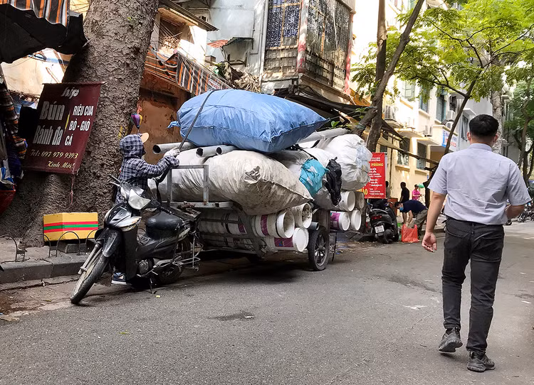 Chiếc xe được chằng buộc sơ sài với sợi dây bằng cao su.