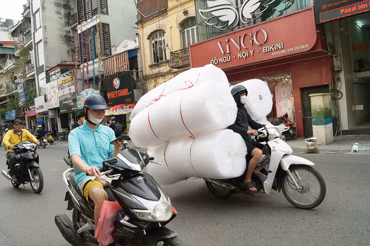 Nam thanh niên điều khiển xe chở mút xốp phóng nhanh trên phố Bạch Mai.