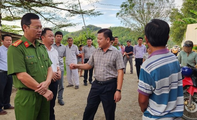 Đại diện chính quyền có mặt khi người dân tập trung phản đối trại heo của Công ty Trường Thịnh Farm.