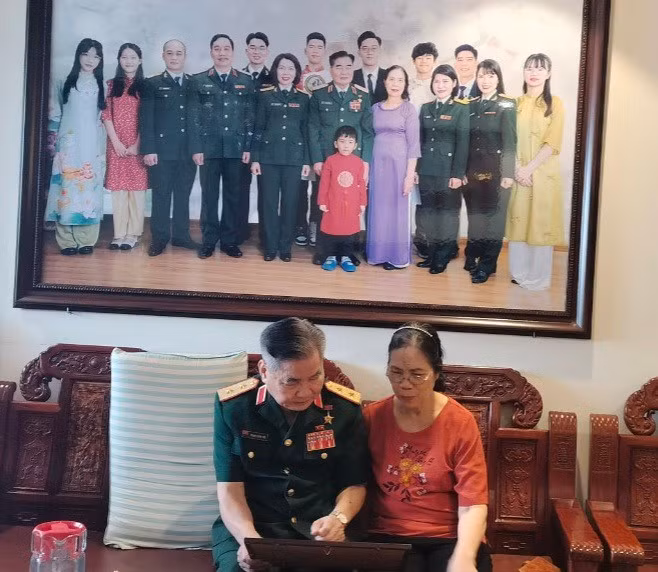 Trung tướng Phạm Xuân Thệ cùng vợ hồi tưởng lại ký ức. Ảnh: Mai Loan. Trung tướng Phạm Xuân Thệ cùng vợ hồi tưởng lại ký ức. Ảnh: Mai Loan.