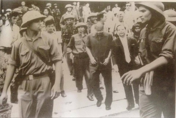 Đại úy Phạm Xuân Thệ (ngoài cùng bên phải) cùng đồng đội đưa Tổng thống Dương Văn Minh từ Dinh Độc Lập ra Đài Phát thanh để tuyên bố đầu hàng vô điều kiện, trưa 30/4/1975. Ảnh tư liệu: TTXVN.