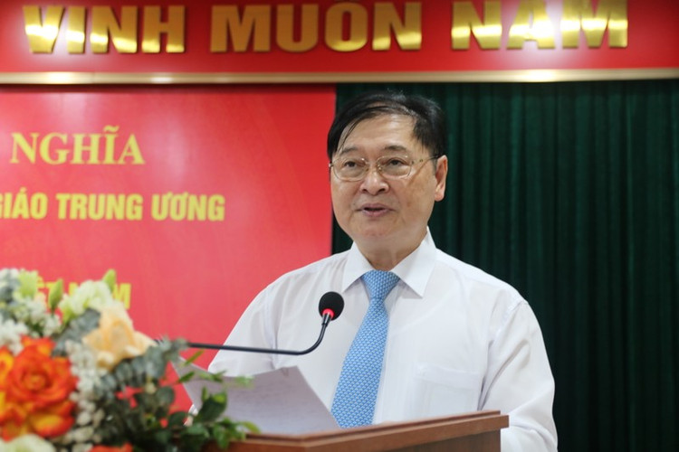 TSKH Phan Xuân Dũng, Chủ tịch VUSTA, báo cáo hoạt động của Liên hiệp Các Hội Khoa học và Kỹ thuật Việt Nam. Ảnh: Mai Loan.