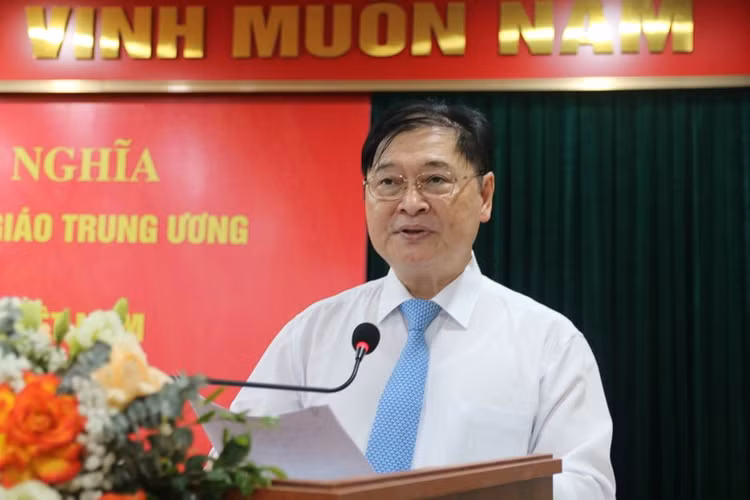 TSKH Phan Xuân Dũng, Chủ tịch VUSTA, báo cáo hoạt động của Liên hiệp Các Hội Khoa học và Kỹ thuật Việt Nam. Ảnh: Mai Loan.