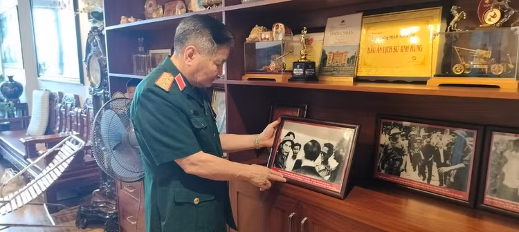 Trung tướng Phạm Xuân Thệ bên những bức ảnh lưu lại khoảnh khắc không thể nào quên. Ảnh: Mai Loan. Trung tướng Phạm Xuân Thệ bên những bức ảnh lưu lại khoảnh khắc không thể nào quên. Ảnh: Mai Loan.
