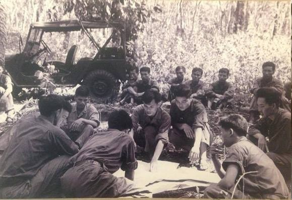Ban chỉ huy Trung đoàn 66 họp bàn phương án đánh vào Sài Gòn trong chiến dịch Hồ Chí Minh 1975 (Trung tướng Phạm Xuân Thệ khi đó mang hàm Đại úy, thứ ba từ phải sang). Ảnh tư liệu: TTXVN.