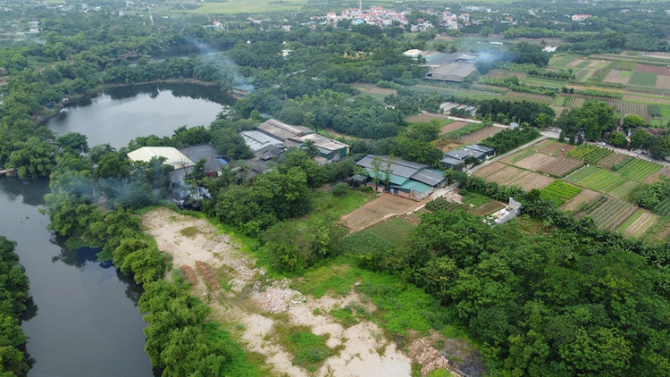 Nhìn từ trên cao, đoạn sông Đáy chảy qua khu xưởng, nước đều chuyển màu. Nhìn từ trên cao, đoạn sông Đáy chảy qua khu xưởng, nước đều chuyển màu.