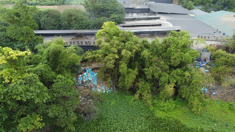 Đủ thức rác thải và các thùng can cho là chứa hóa chất tẩy giặt được chất đống ngổn ngang, lăn lóc bên bờ sông Đáy. Đủ thức rác thải và các thùng can cho là chứa hóa chất tẩy giặt được chất đống ngổn ngang, lăn lóc bên bờ sông Đáy.