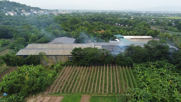 Khói trắng kèm theo mùi khó chịu từ xưởng giặt là xả liên tục ra môi trường. Khói trắng kèm theo mùi khó chịu từ xưởng giặt là xả liên tục ra môi trường.