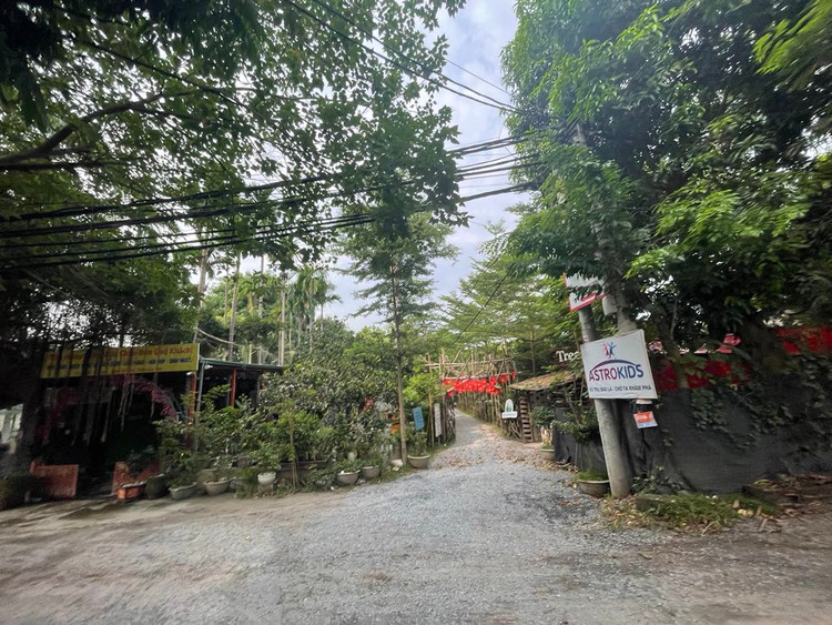 Lối vào khu cắm trại, nghỉ dưỡng xây dựng trên đất nông nghiệp. Lối vào khu cắm trại, nghỉ dưỡng xây dựng trên đất nông nghiệp.