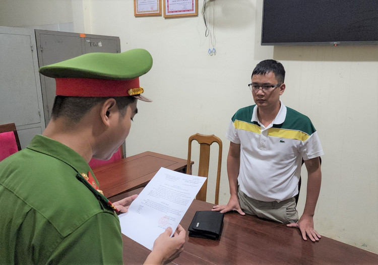 Cơ quan công an tống đạt quyết định khởi tố, bắt giam Đào Công Phú.