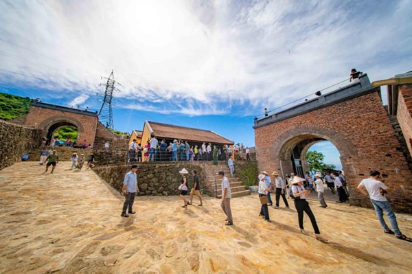 Hải Vân quan thu hút nhiều du khách tham quan sau khi mở cửa. Ảnh: Nguyễn Phúc Bảo Minh/ Sài Gòn Tiếp Thị. Hải Vân quan thu hút nhiều du khách tham quan sau khi mở cửa. Ảnh: Nguyễn Phúc Bảo Minh/ Sài Gòn Tiếp Thị.