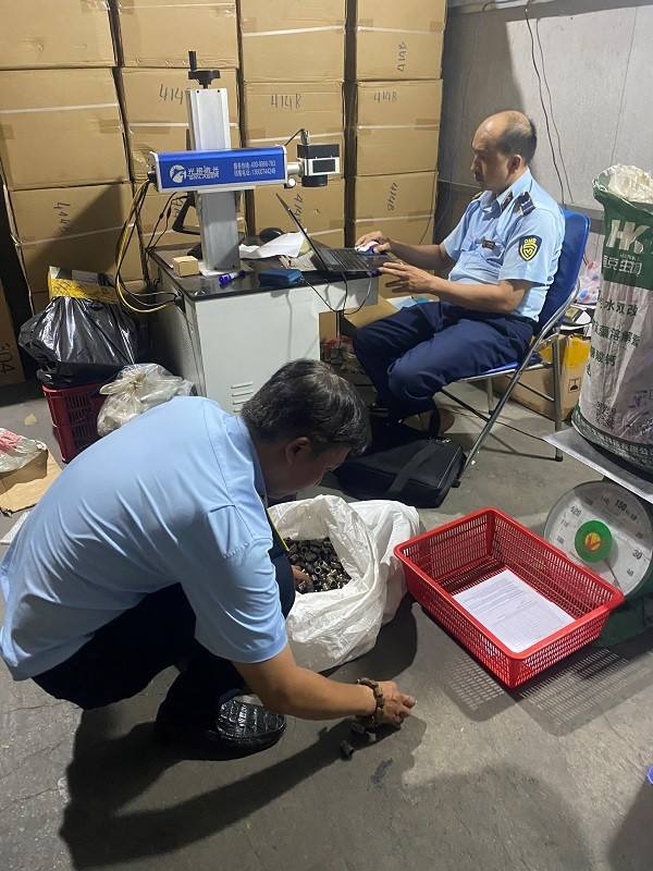 Đội Quản lý Thị trường số 8 thu giữ 5.275 sản phẩm thiết bị vệ sinh không có nguồn gốc, xuất xứ hàng hóa tại cơ sở kinh doanh vật liệu xây dựng ở quận Tân Bình, TP HCM. Ảnh: QLTT.