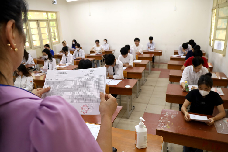 Cán bộ coi thi đọc danh sách thí để thí sinh kiểm tra lại thông tin cá nhân trong buổi chiều ngày 27/6.