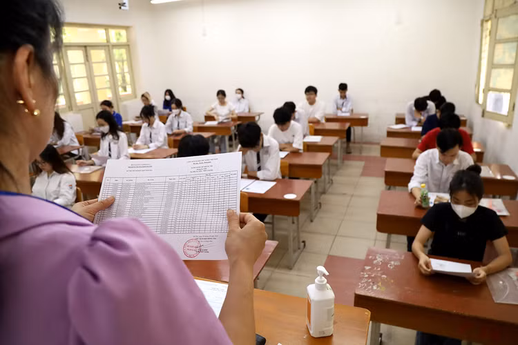 Cán bộ coi thi đọc danh sách thí để thí sinh kiểm tra lại thông tin cá nhân trong buổi chiều ngày 27/6.