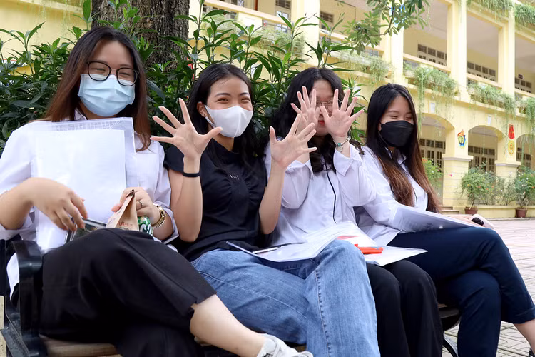 Hai bàn tay giơ lên, các bạn học sinh trường Việt Đức tỏ ra rất quyết tâm giành được điểm 10.