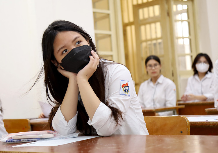 Thí sinh chăm chú nghe phổ biến quy chế thi.