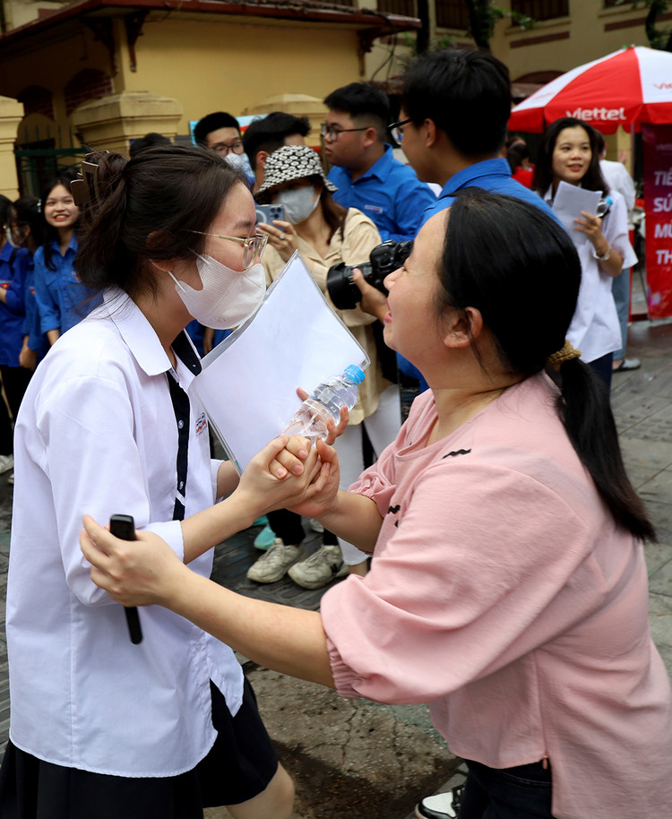 Cảm xúc vỡ òa sau khi thi xong.