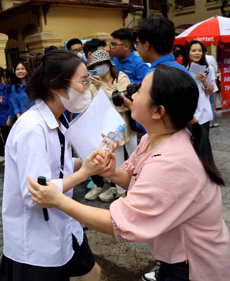 Cảm xúc vỡ òa sau khi thi xong.