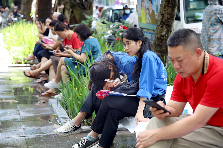 Một chút nghỉ ngơi của các bạn sinh viên tình nguyện trong mùa thi.