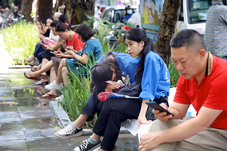 Một chút nghỉ ngơi của các bạn sinh viên tình nguyện trong mùa thi.