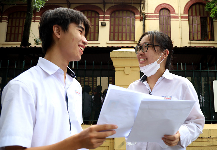 Đình Hưng và Hà Vi, học sinh 12A3 trường THPT Trần Phú tỏ ra rất vui mừng khi mình đã hoàn thành xong môn Ngữ Văn.