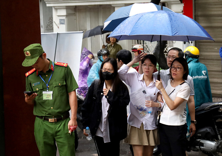 Sáng sớm ngày đầu tiên của kỳ thi, trước giờ đánh trống, sự hồi hộp, lo lắng là tâm trạng của nhiều phụ huynh và thí sinh.