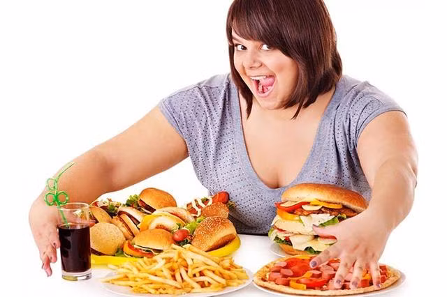 Chế độ ăn uống không phù hợp là nguyên nhân chính gây ra tình trạng máu nhiễm mỡ.