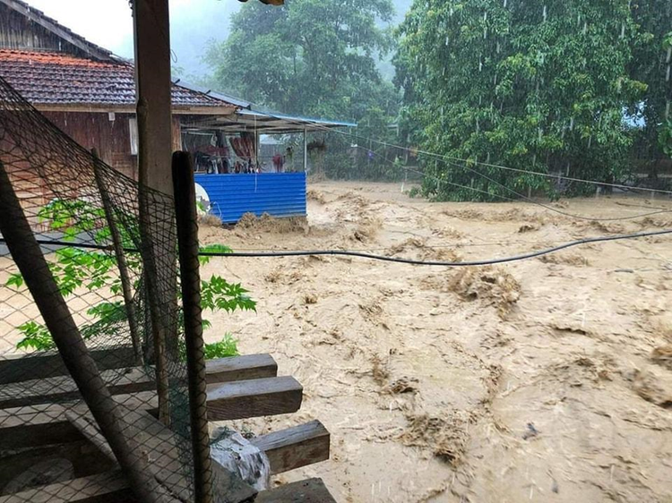 Tại huyện Vân Hồ, nước lũ khiến nhiều bản làng bị chia cắt, người dân đối mặt nguy hiểm. Ban Chỉ huy Phòng, chống Thiên tai và Tìm kiếm Cứu nạn tỉnh Sơn La yêu cầu các địa phương theo dõi chặt chẽ tình hình mưa lũ, bố trí lực lượng theo phương châm “4 tại chỗ”, sẵn sàng di chuyển người và tài sản ra khỏi khu vực có nguy cơ lũ quét, sạt lở đất đến nơi an toàn. Ảnh: Truyền hình Vân Hồ.