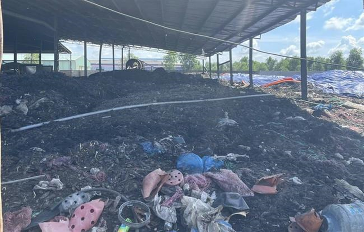 Khu vực đổ rác thải bên trong Công ty TNHH An Hưng Nông tại xã Tân Đông, huyện Thạnh Hoá. Ảnh: Dân Việt.